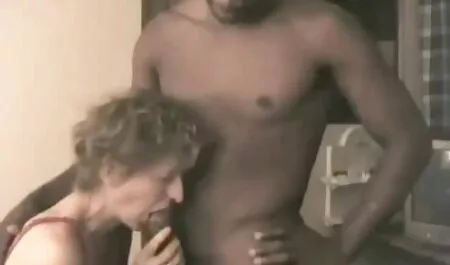 Linda garota alemã se masturba em xvídeos pornô grá um bar sob um host
