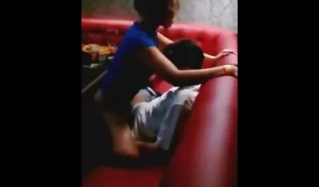 Loira como a última cadela chutando pornô grátis com negras um cara na bunda