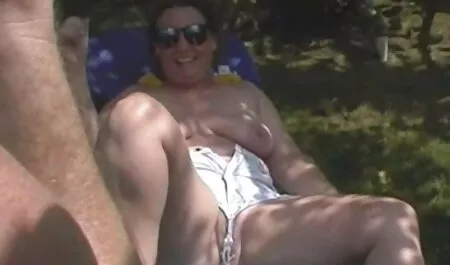 A beleza da tatuagem Katya entretém os quero sexo grátis homens no bate papo erótico