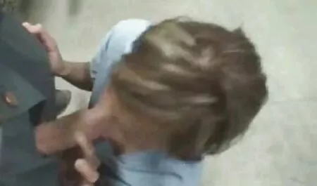 Menina com sinais vídeospornôgrátis de sucção