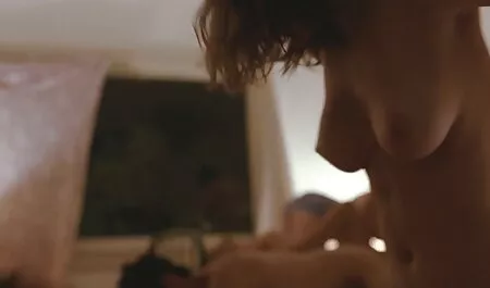 Espalhe a lacuna com vídeo pornô seguro o chão de barbear, armado com uma navalha
