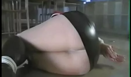 Ela o fez tocar sua bunda e levou o homem pornô no celular para o quarto onde ela tinha visto pato com ela