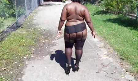 Em uma máscara de gás e um vibrador de pato tardio, ela coloca uma buceta videos de sexo anal brutal em um pau de borracha