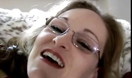 Alina aperta sua calcinha, dá a língua e pula as brasileirinhas pornô grátis em um pau