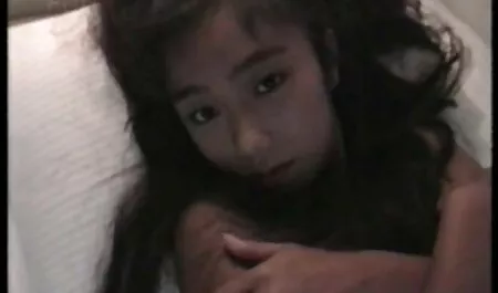 A mãe do marido queimou o no chuveiro quando ela o espiou e o samba pornográfico tirou