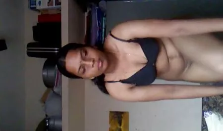 Um homem negro saudável zoofilia pprno plantou seu tronco no poço feminino