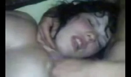 Menina quente espalha suas pernas vídeo pornô de grátis