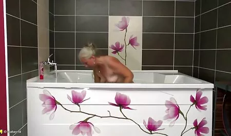 Esbelta mulher quero ver filmes pornográficos grátis negra fodida e fodida seu rosto coberto de sementes