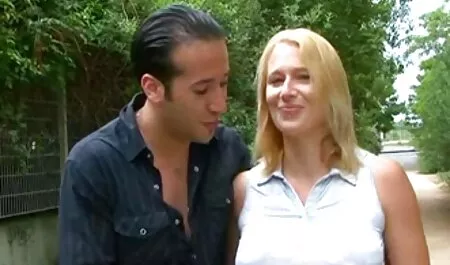 Menina desfrutando de filme prono grátis seu careca cliente