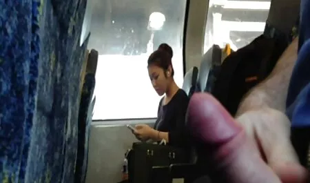 Um professor de japonês encontra se sozinho em uma camisa vermelha e mini saia ao lado de um estudante assistir sexo grátis fraco