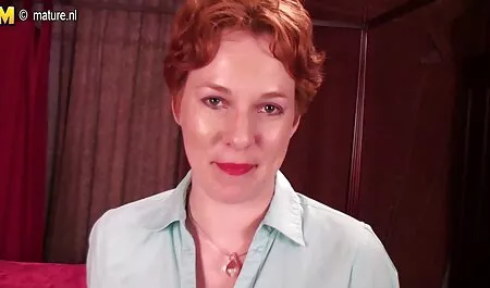 O vendedor chupou o vendedor no carregador, logo atrás do vídeo de sexo pornô grátis balcão