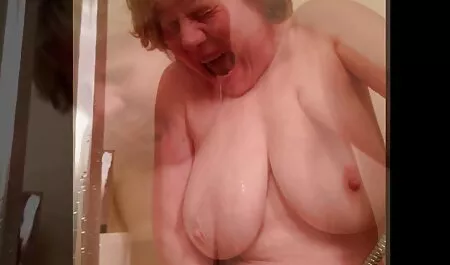 Ela deu-lhe uma menina japonesa bonita uma assistir videos porno gratis saia curta em sua buceta raspada