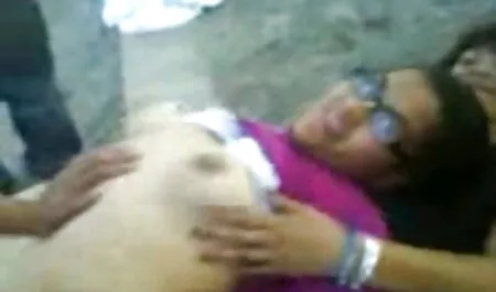 A menina é quente vídeos pornográficos hd e logo recebe um passeio nele