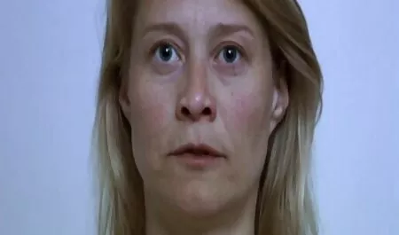 Aura em terno videospornomorenas comercial de uma jovem mulher fode em maiô rosa