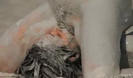 Há uma garota estúpida ver vídeos pornográficos grátis não só em sua boca e chapéu, mas também em um poço subdesenvolvido