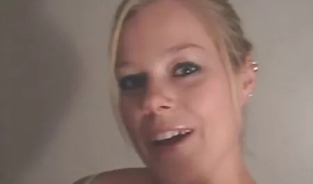 Menina em vestido branco como peliculas pornos interracial a neve se masturba